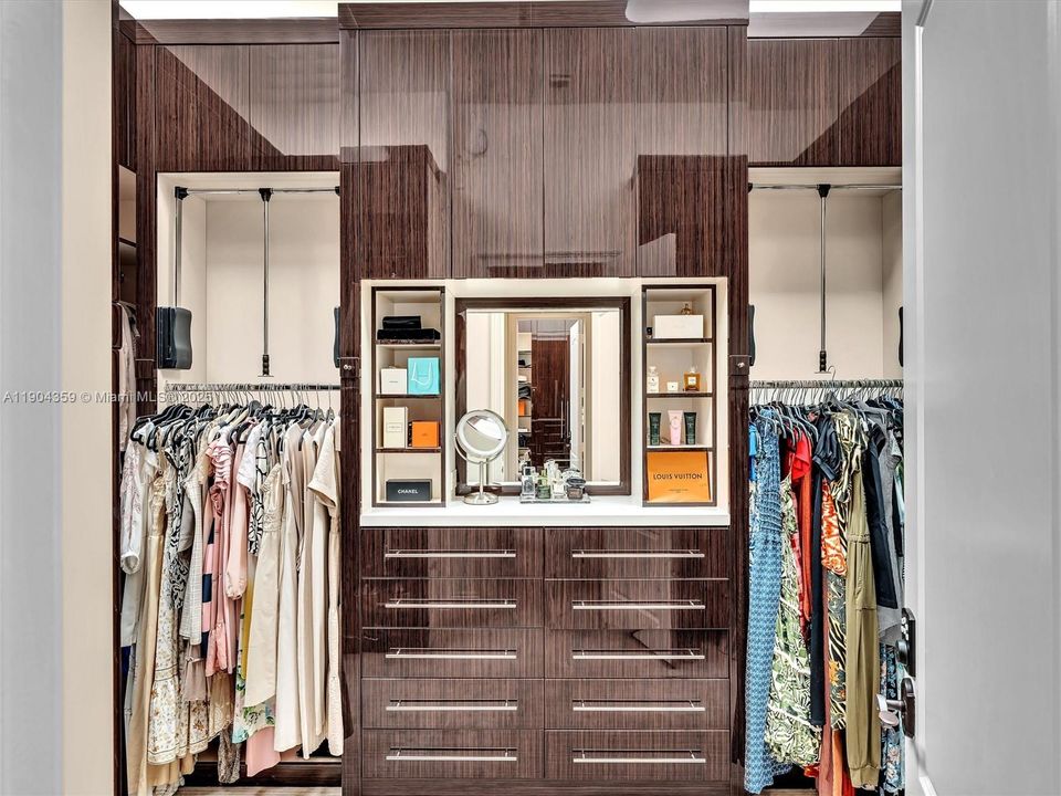 For Sale: $3,995,000 (7 beds, 8 baths, 6842 Square Feet)