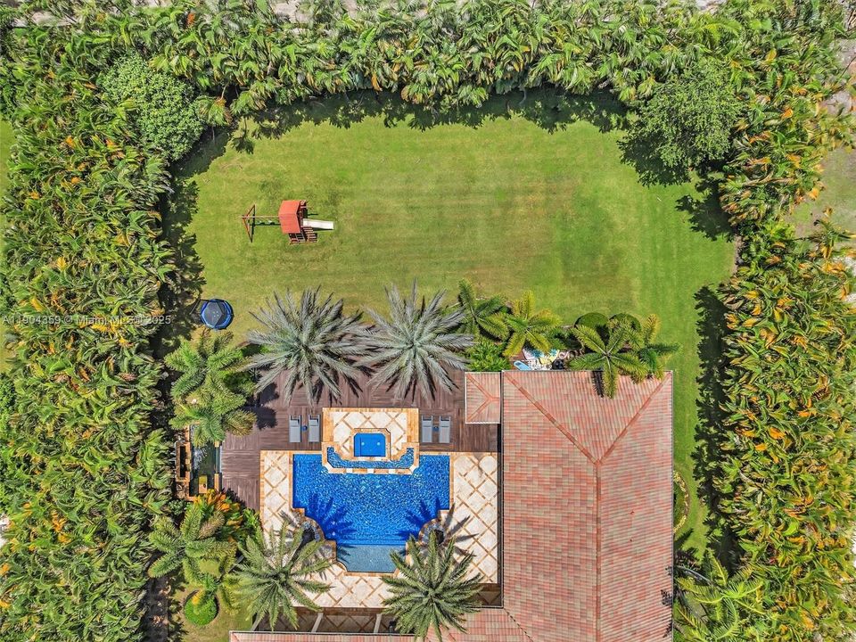 For Sale: $3,995,000 (7 beds, 8 baths, 6842 Square Feet)