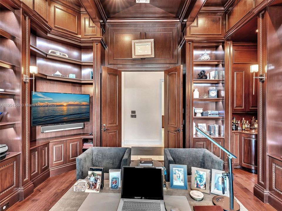 For Sale: $3,995,000 (7 beds, 8 baths, 6842 Square Feet)