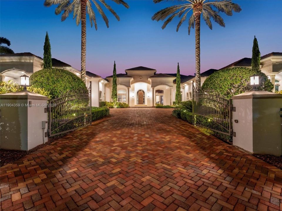 For Sale: $3,995,000 (7 beds, 8 baths, 6842 Square Feet)