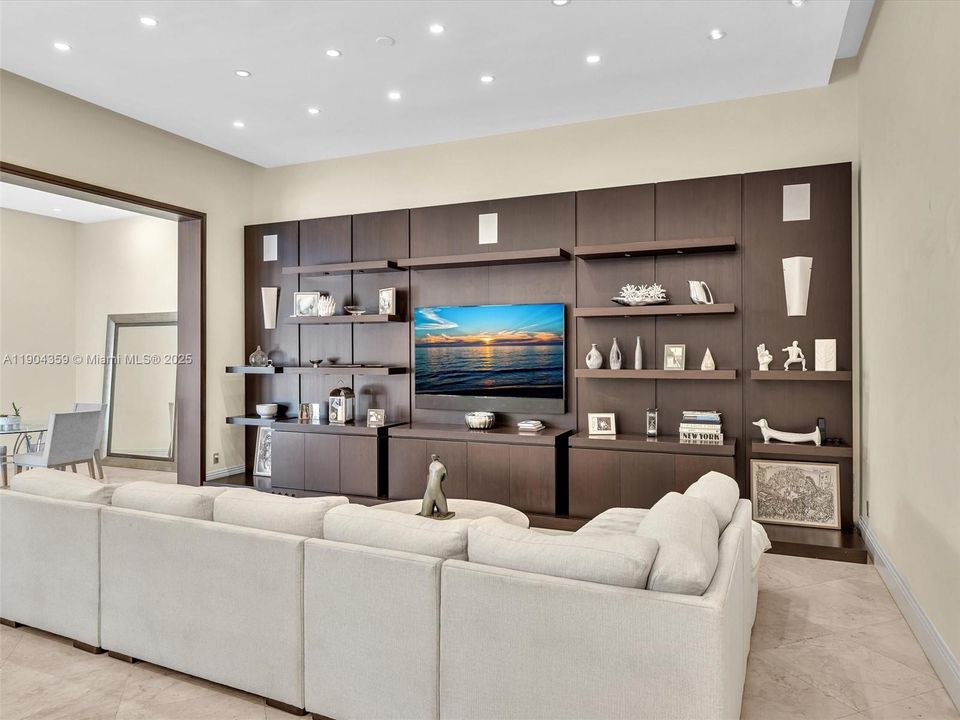 For Sale: $3,995,000 (7 beds, 8 baths, 6842 Square Feet)