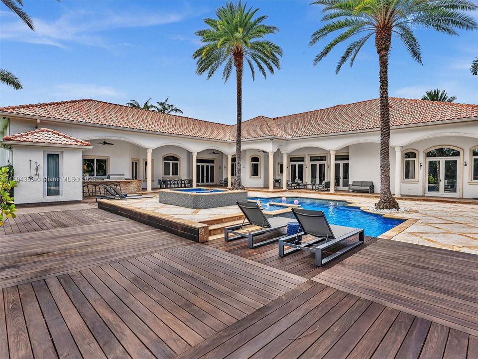 For Sale: $3,995,000 (7 beds, 8 baths, 6842 Square Feet)
