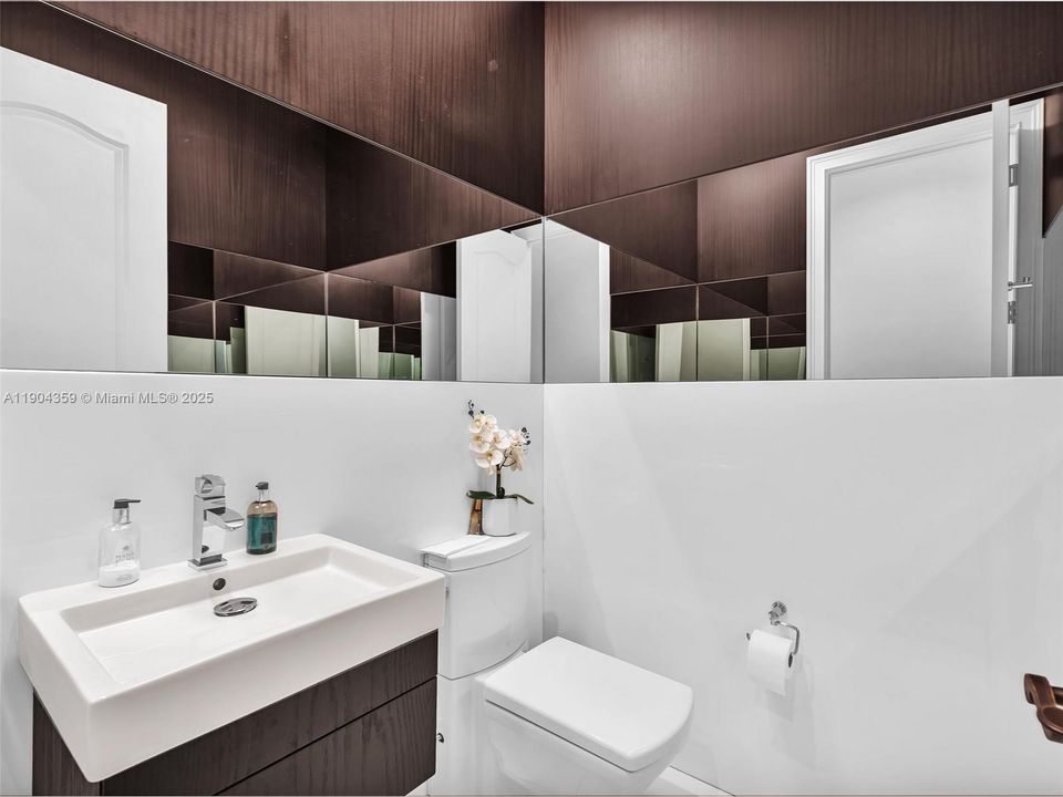 For Sale: $3,995,000 (7 beds, 8 baths, 6842 Square Feet)