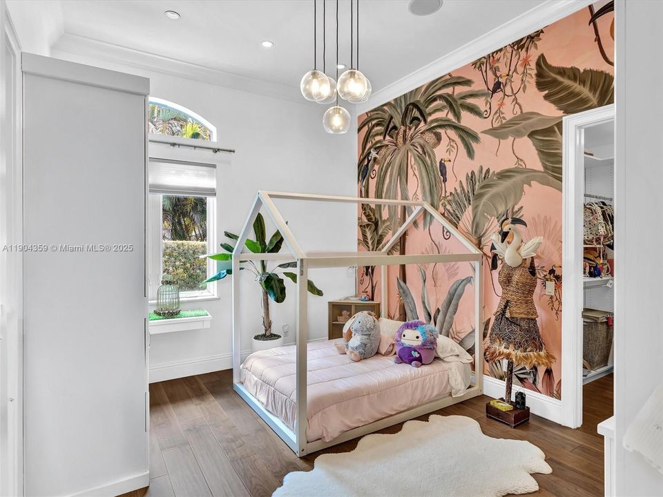 For Sale: $3,995,000 (7 beds, 8 baths, 6842 Square Feet)