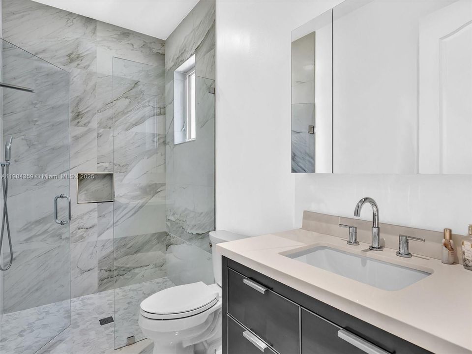 For Sale: $3,995,000 (7 beds, 8 baths, 6842 Square Feet)