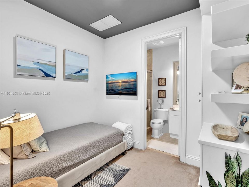 For Sale: $3,995,000 (7 beds, 8 baths, 6842 Square Feet)