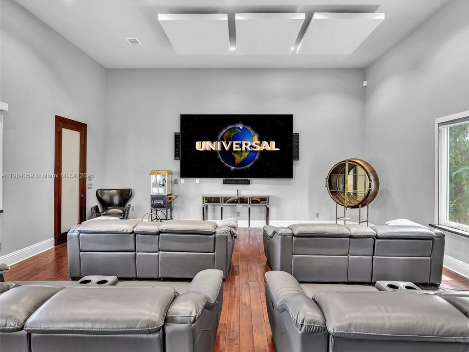 For Sale: $3,995,000 (7 beds, 8 baths, 6842 Square Feet)