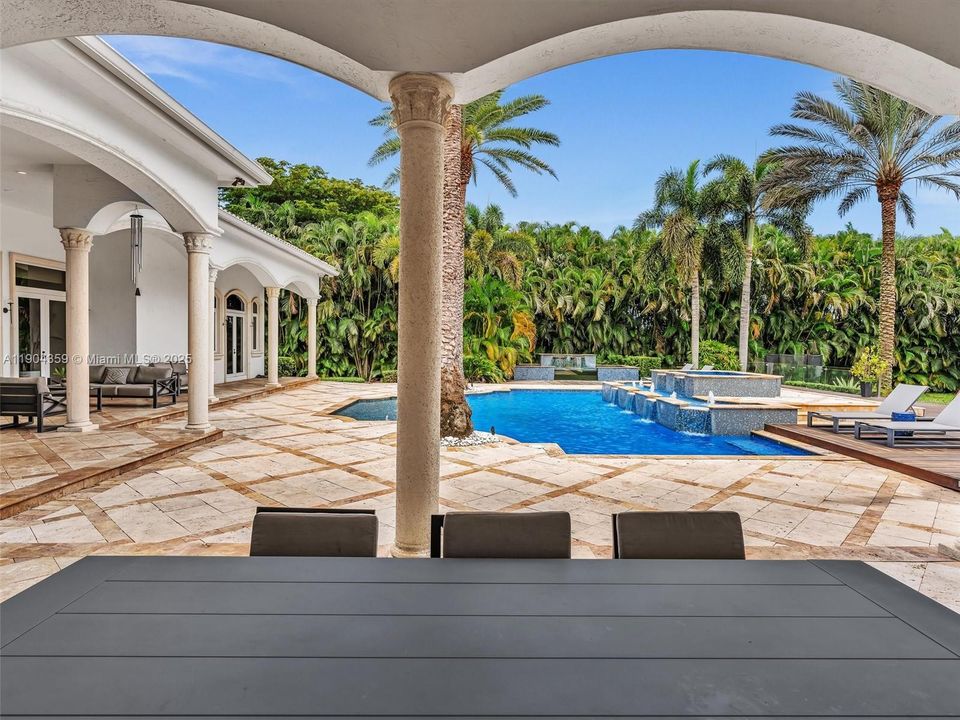 For Sale: $3,995,000 (7 beds, 8 baths, 6842 Square Feet)