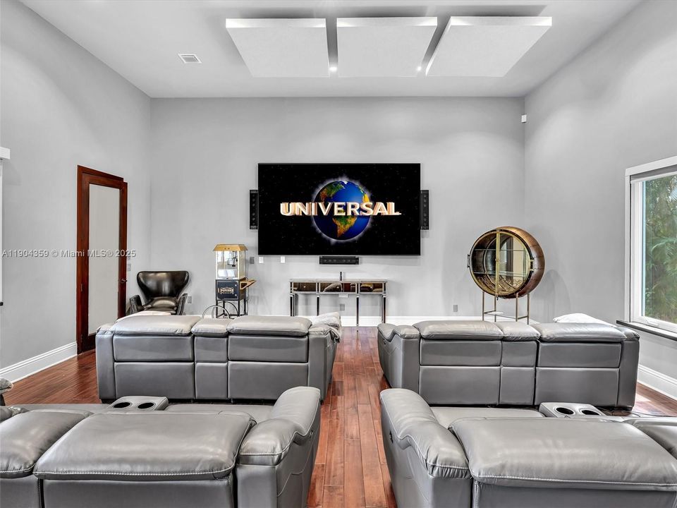 For Sale: $3,995,000 (7 beds, 8 baths, 6842 Square Feet)