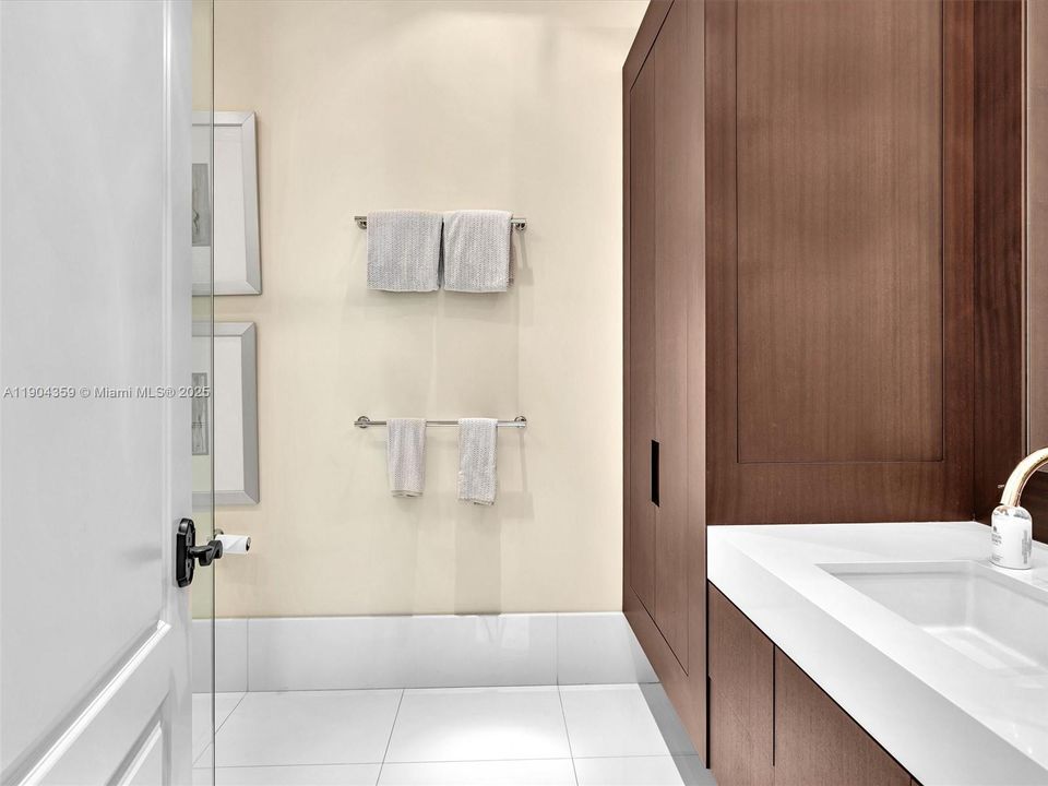 For Sale: $3,995,000 (7 beds, 8 baths, 6842 Square Feet)