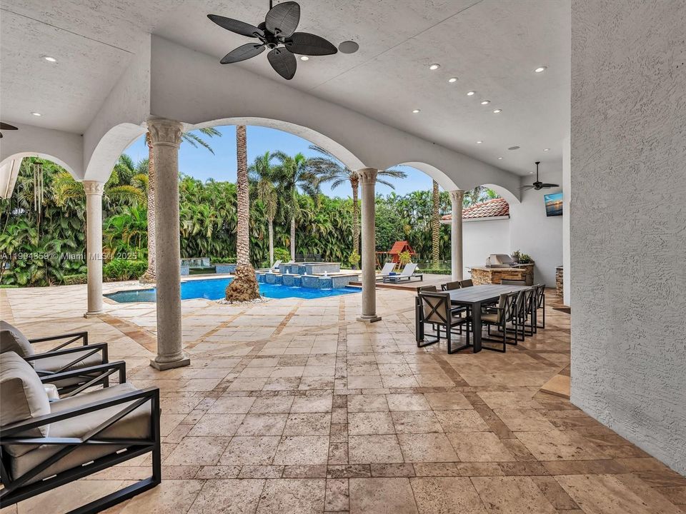 For Sale: $3,995,000 (7 beds, 8 baths, 6842 Square Feet)