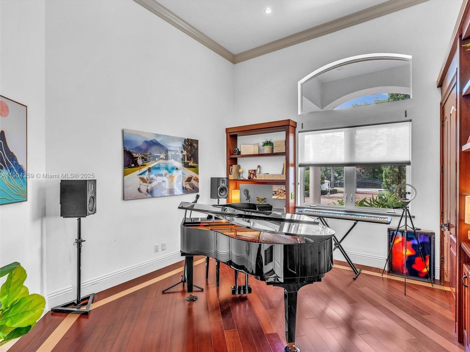 For Sale: $3,995,000 (7 beds, 8 baths, 6842 Square Feet)