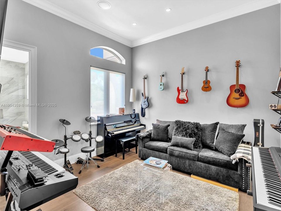 For Sale: $3,995,000 (7 beds, 8 baths, 6842 Square Feet)