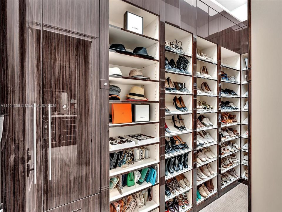 For Sale: $3,995,000 (7 beds, 8 baths, 6842 Square Feet)