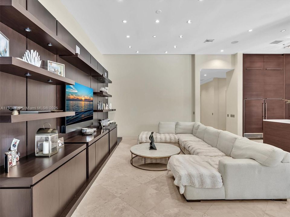 For Sale: $3,995,000 (7 beds, 8 baths, 6842 Square Feet)