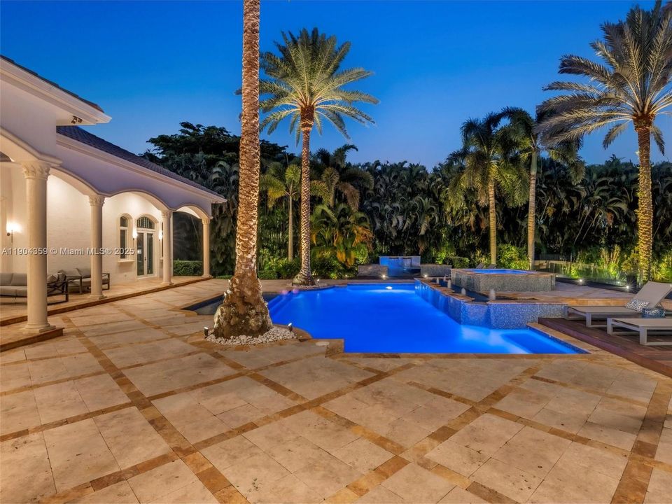 For Sale: $3,995,000 (7 beds, 8 baths, 6842 Square Feet)