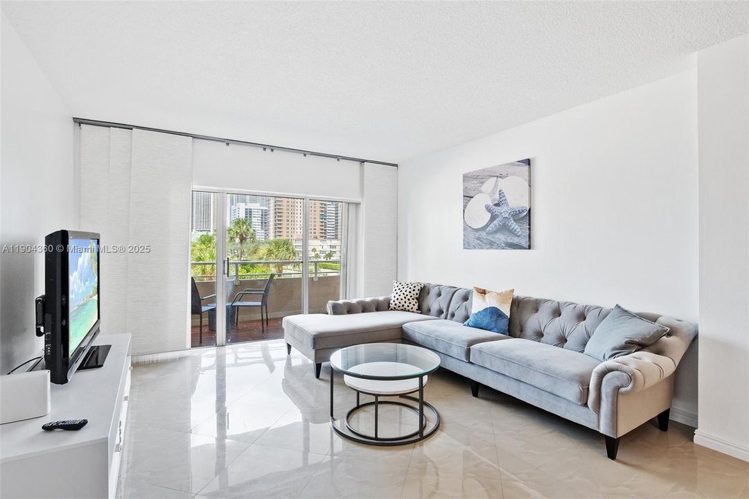 For Rent: $2,300 (1 beds, 1 baths, 870 Square Feet)