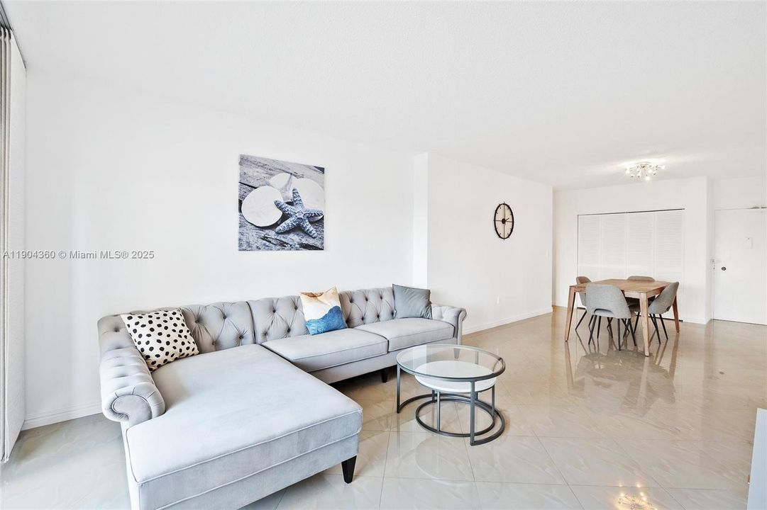 For Rent: $2,300 (1 beds, 1 baths, 870 Square Feet)