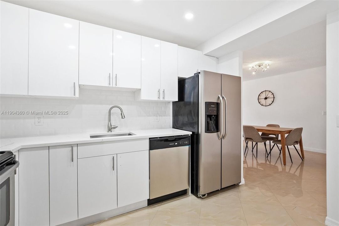 For Rent: $2,300 (1 beds, 1 baths, 870 Square Feet)