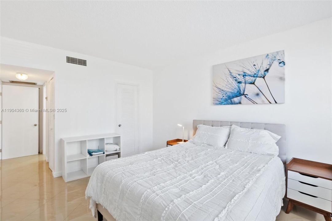 For Rent: $2,300 (1 beds, 1 baths, 870 Square Feet)