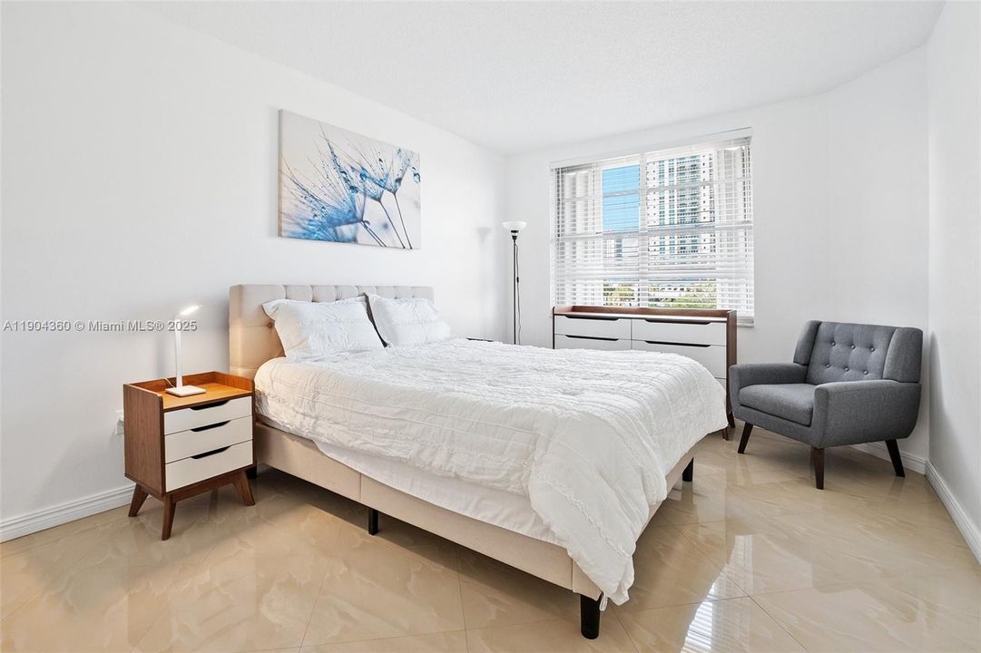 For Rent: $2,300 (1 beds, 1 baths, 870 Square Feet)