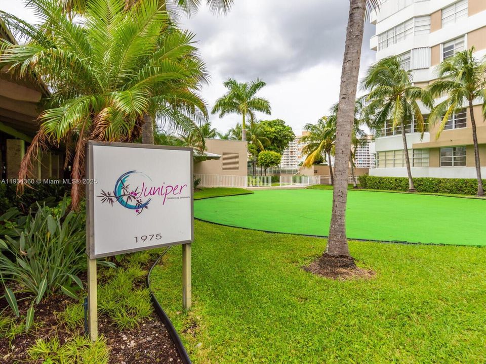 For Rent: $2,300 (1 beds, 1 baths, 870 Square Feet)