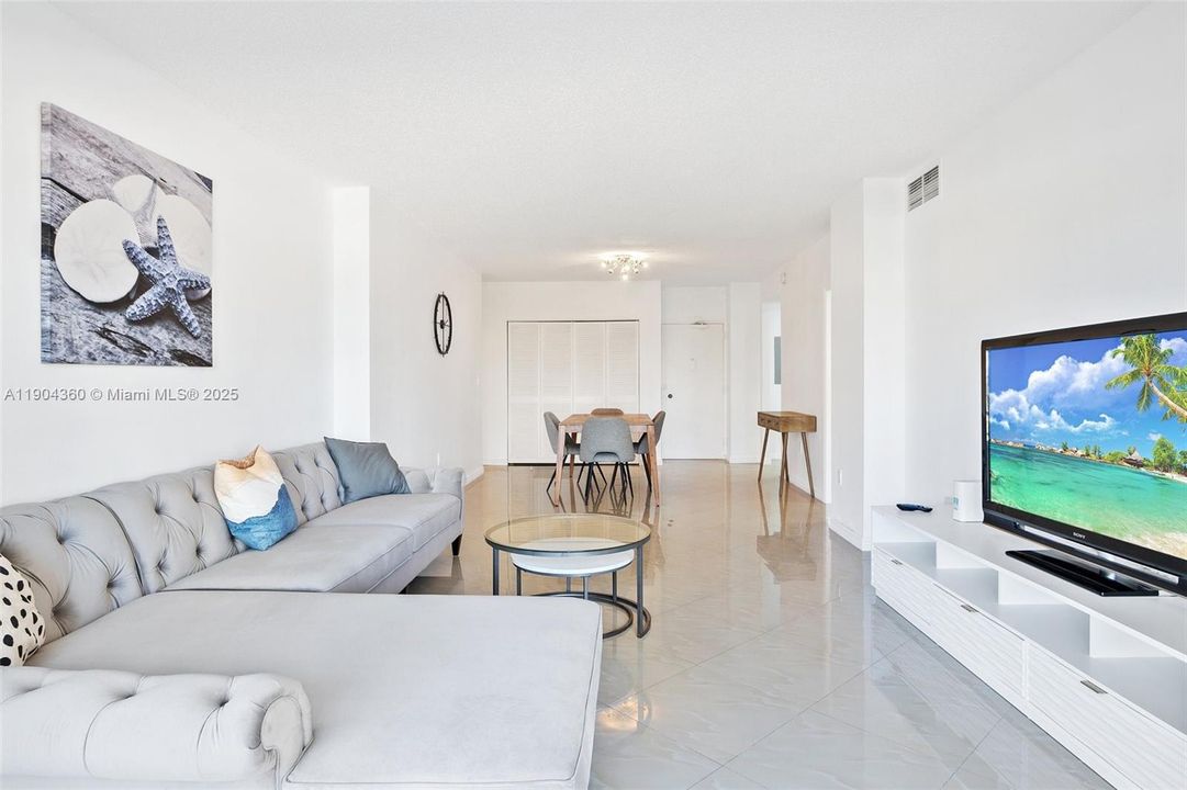 For Rent: $2,300 (1 beds, 1 baths, 870 Square Feet)