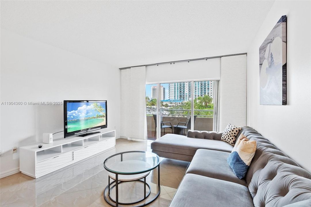 For Rent: $2,300 (1 beds, 1 baths, 870 Square Feet)