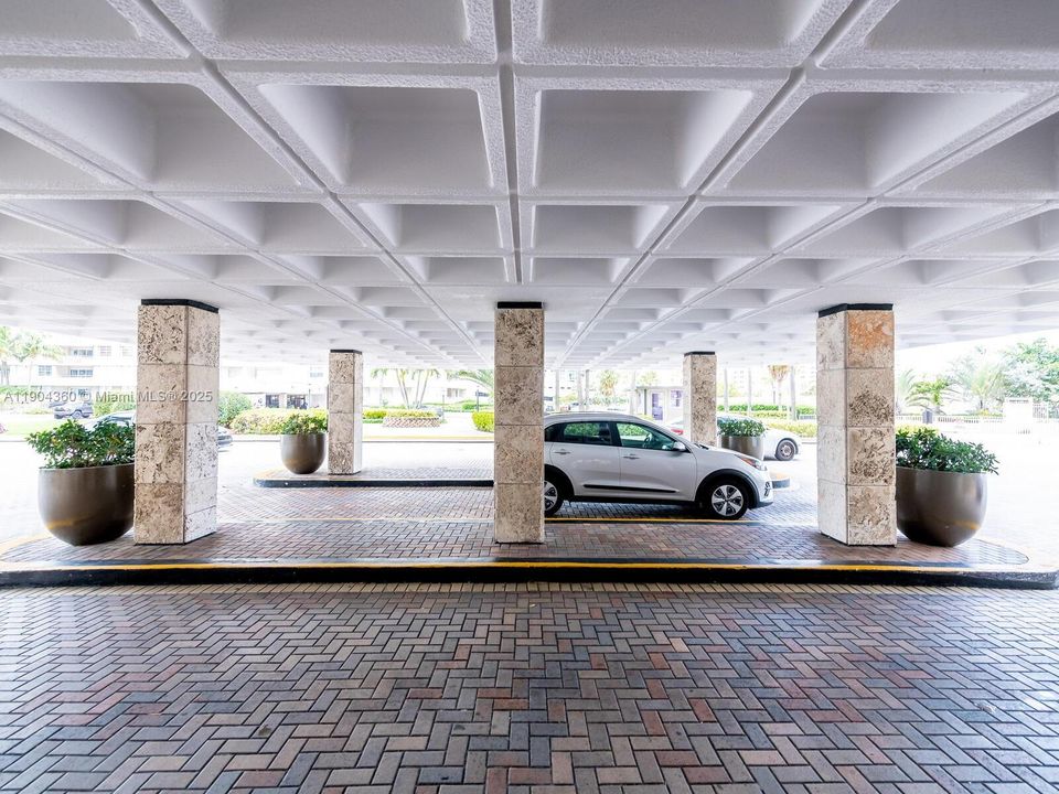 For Rent: $2,300 (1 beds, 1 baths, 870 Square Feet)