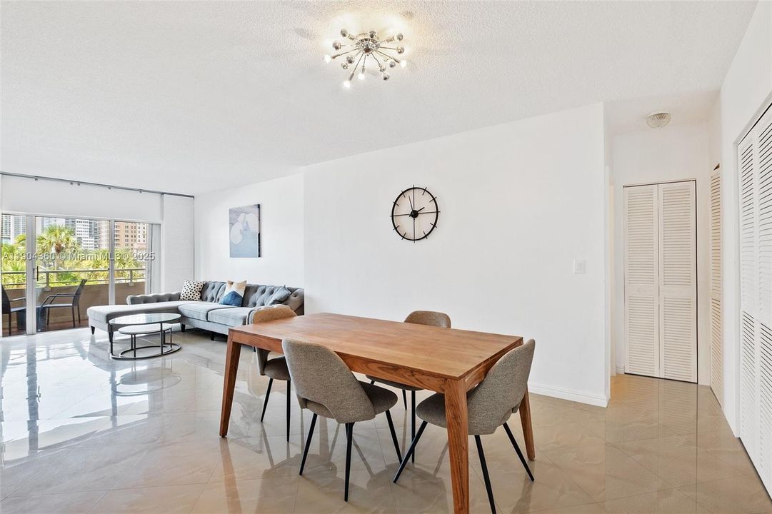 For Rent: $2,300 (1 beds, 1 baths, 870 Square Feet)