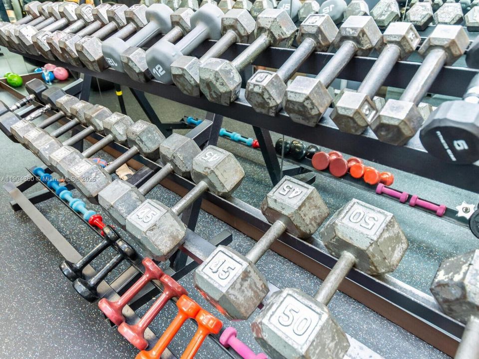 For Rent: $2,300 (1 beds, 1 baths, 870 Square Feet)