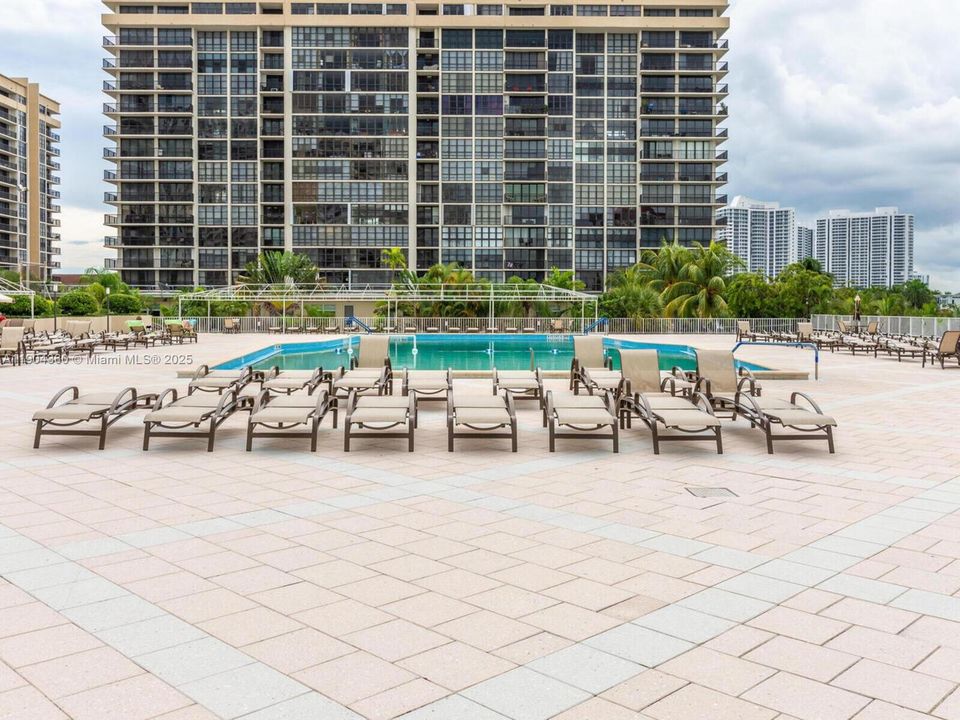 For Rent: $2,300 (1 beds, 1 baths, 870 Square Feet)