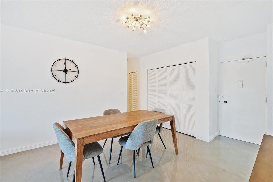 For Rent: $2,300 (1 beds, 1 baths, 870 Square Feet)