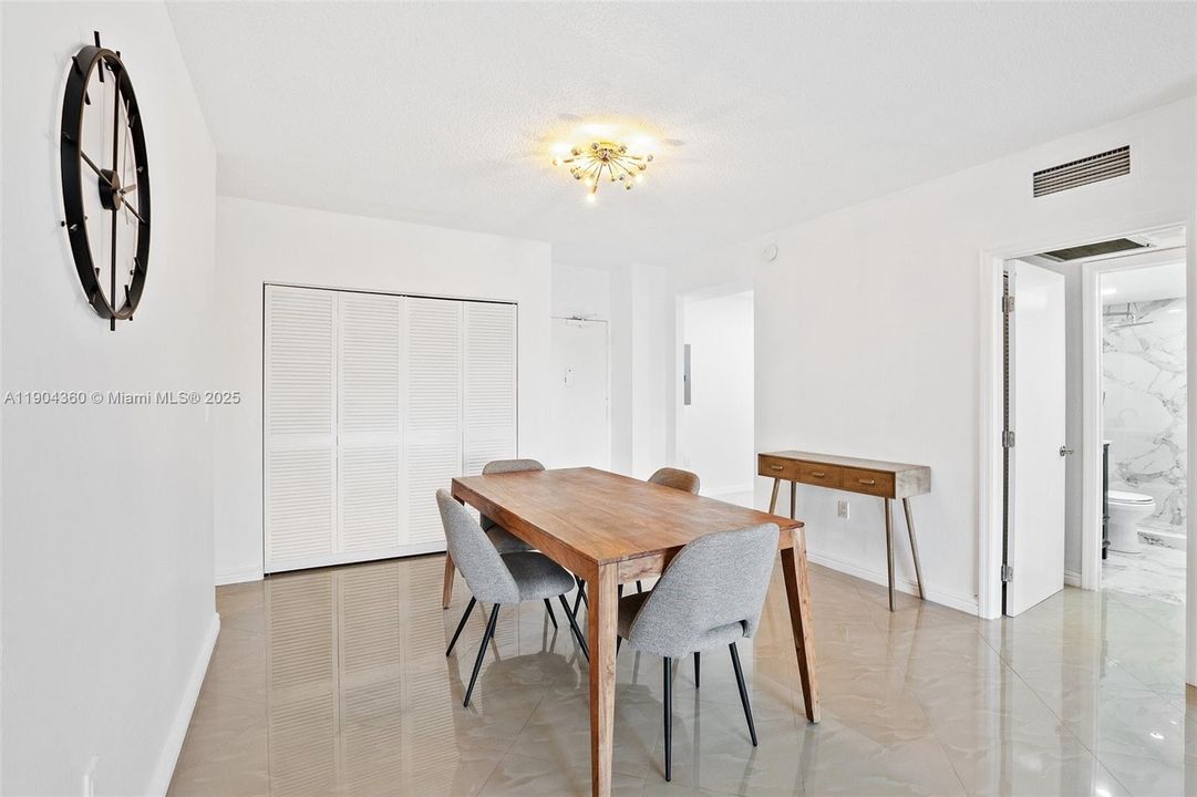 For Rent: $2,300 (1 beds, 1 baths, 870 Square Feet)