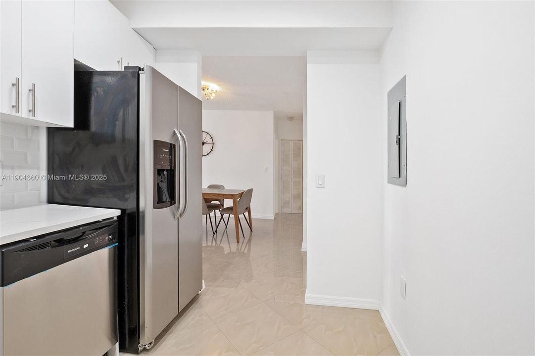 For Rent: $2,300 (1 beds, 1 baths, 870 Square Feet)