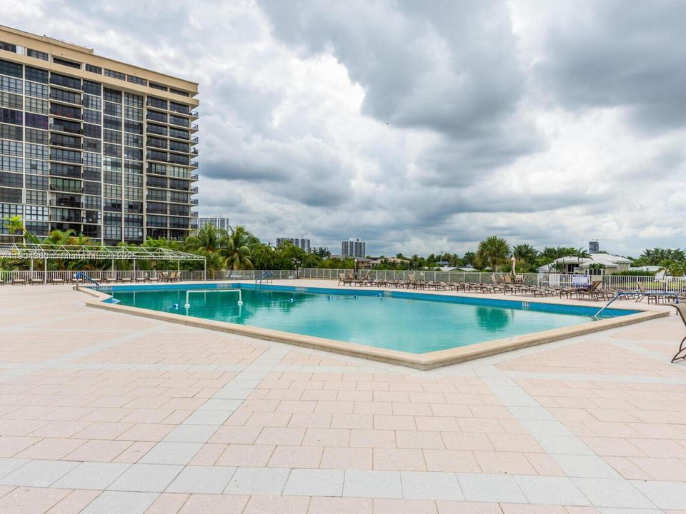 For Rent: $2,300 (1 beds, 1 baths, 870 Square Feet)