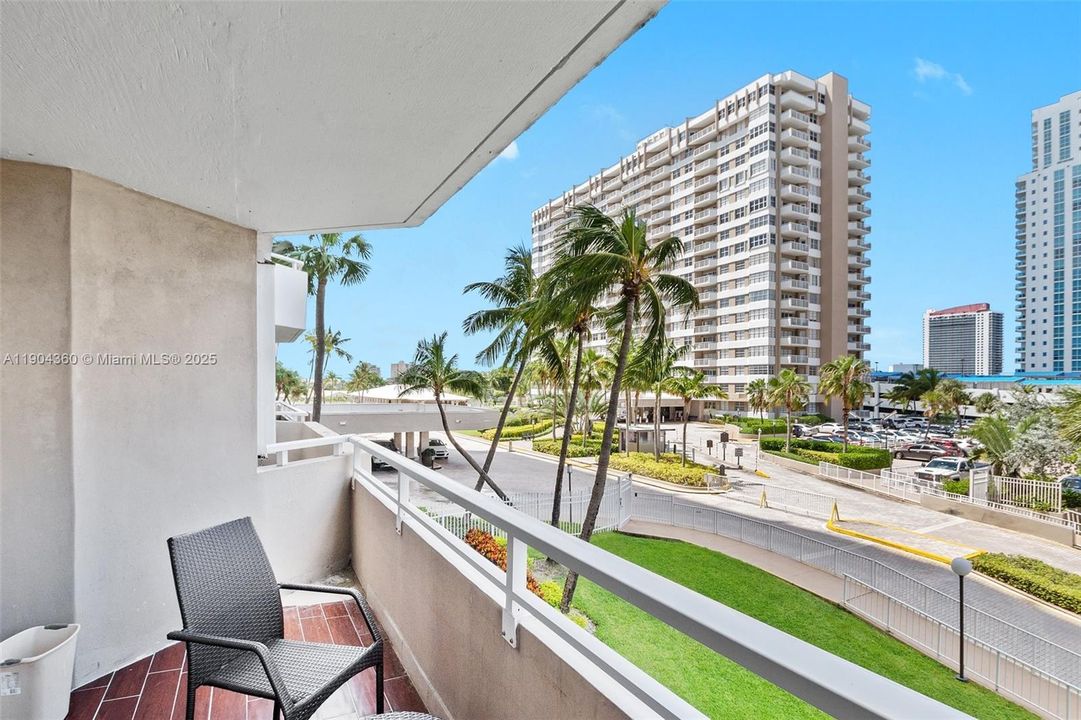 For Rent: $2,300 (1 beds, 1 baths, 870 Square Feet)