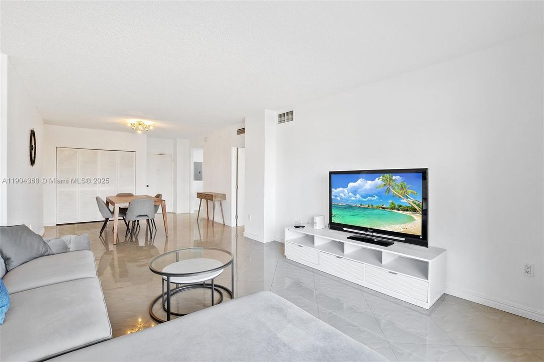 For Rent: $2,300 (1 beds, 1 baths, 870 Square Feet)