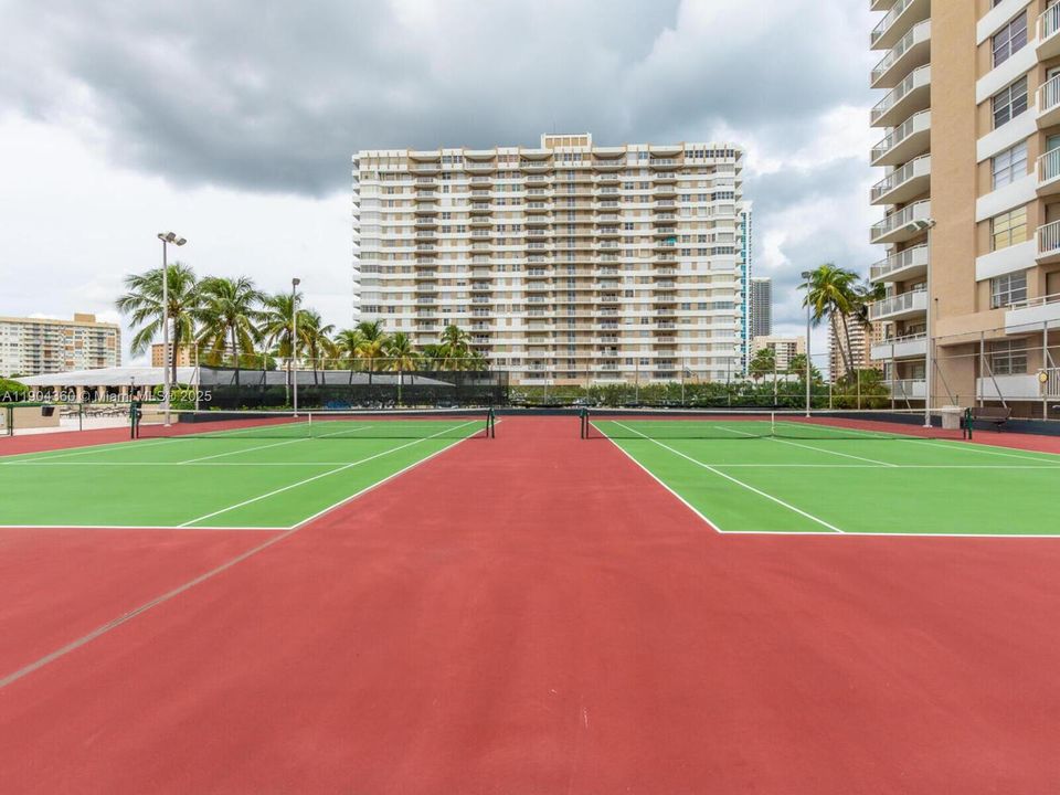 For Rent: $2,300 (1 beds, 1 baths, 870 Square Feet)