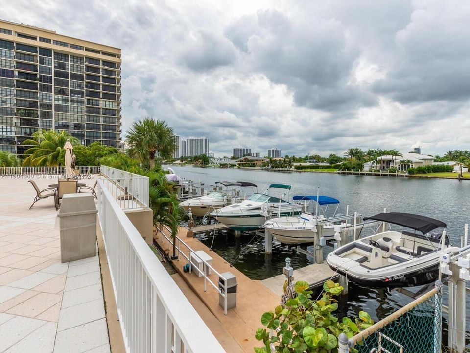 For Rent: $2,300 (1 beds, 1 baths, 870 Square Feet)