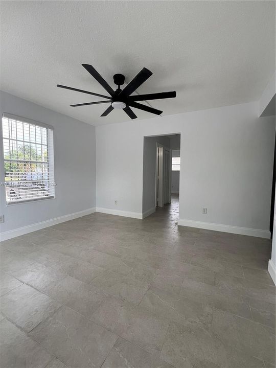 Под контрактом: $1,995 (2 спален, 1 ванн, 725 Квадратных фут)