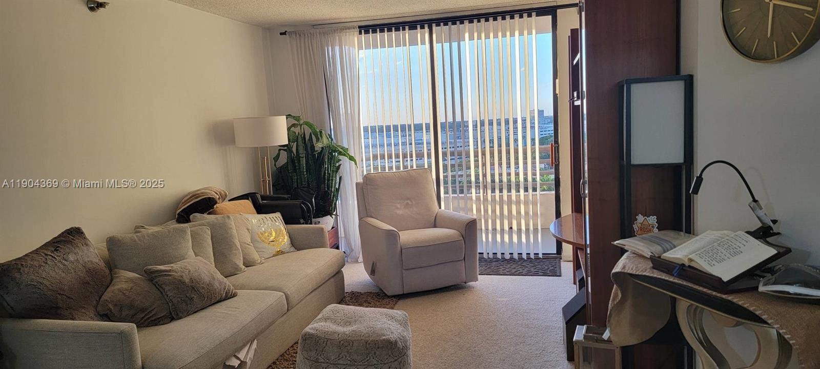 For Sale: $325,000 (2 beds, 2 baths, 1104 Square Feet)