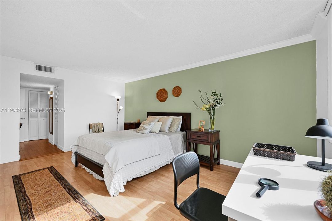 待售: $249,900 (1 贝兹, 1 浴室, 918 平方英尺)