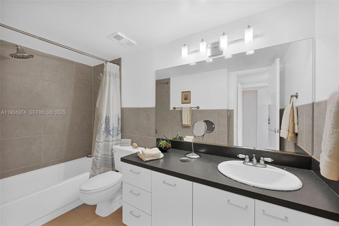 待售: $249,900 (1 贝兹, 1 浴室, 918 平方英尺)