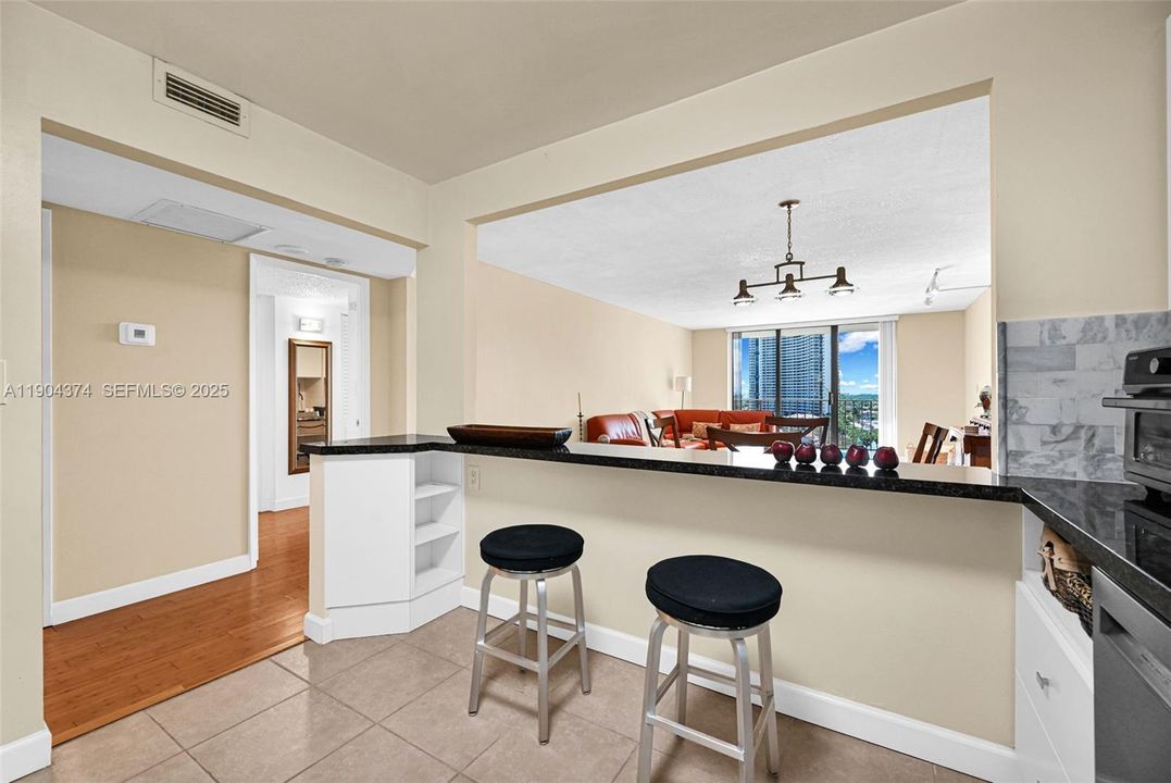 待售: $249,900 (1 贝兹, 1 浴室, 918 平方英尺)