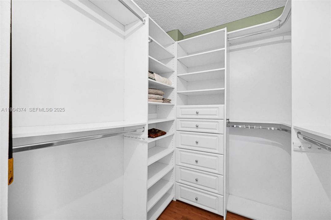 待售: $249,900 (1 贝兹, 1 浴室, 918 平方英尺)