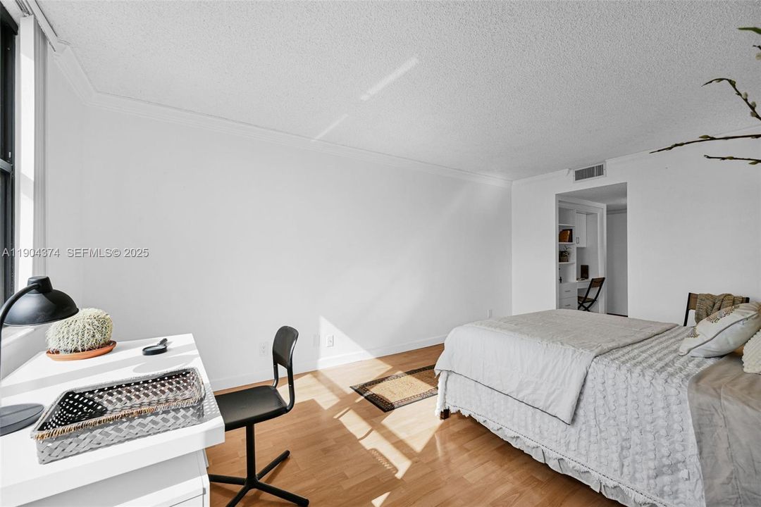 待售: $249,900 (1 贝兹, 1 浴室, 918 平方英尺)