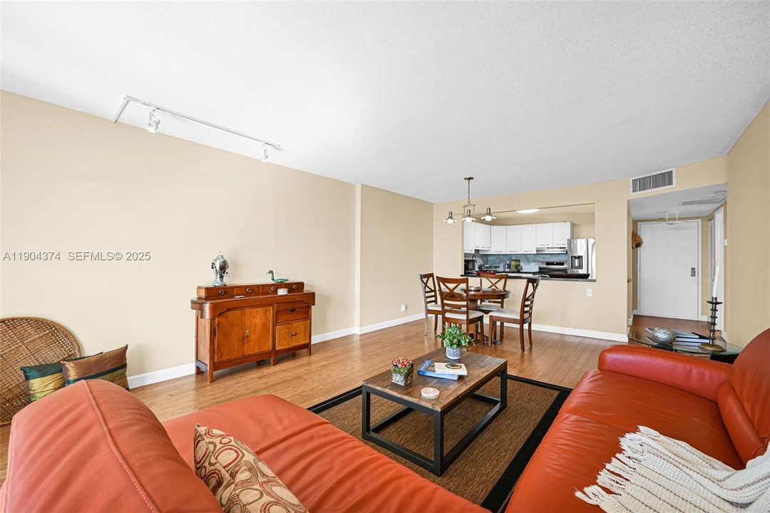 待售: $249,900 (1 贝兹, 1 浴室, 918 平方英尺)