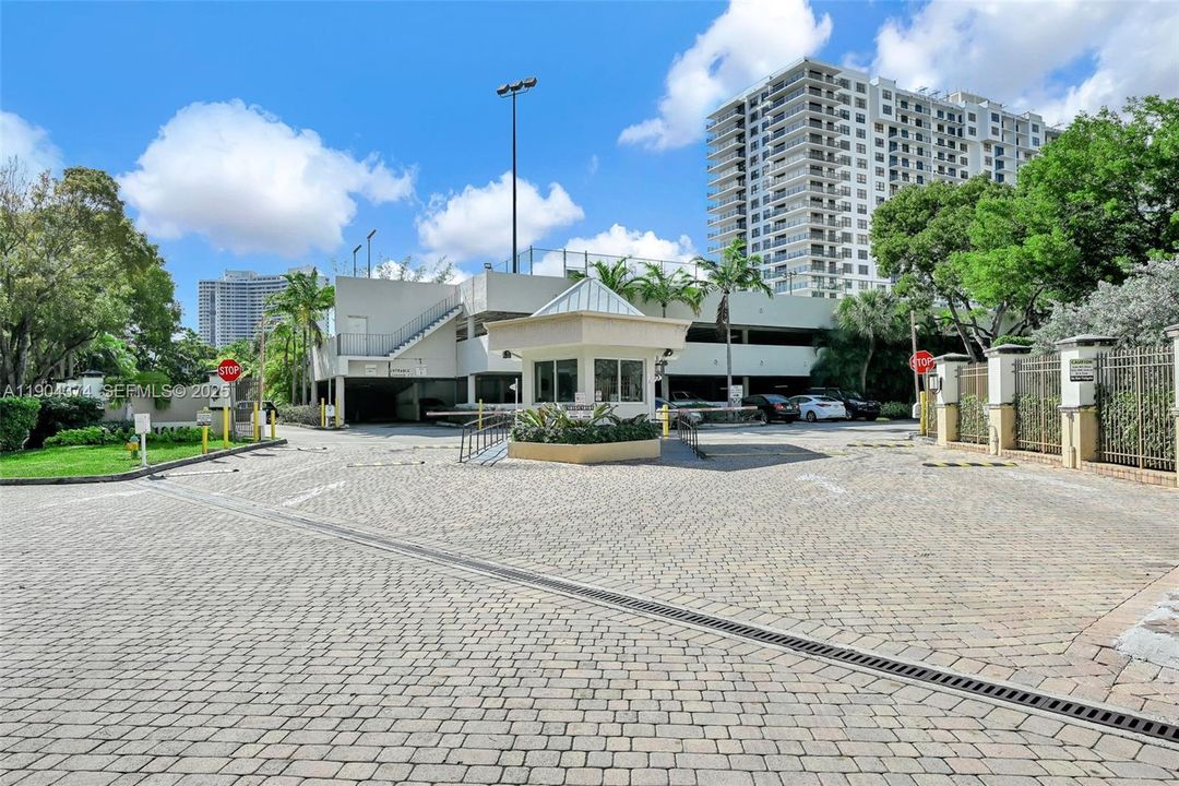 待售: $249,900 (1 贝兹, 1 浴室, 918 平方英尺)