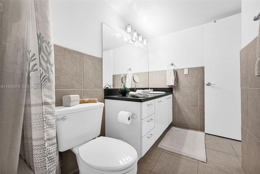 待售: $249,900 (1 贝兹, 1 浴室, 918 平方英尺)